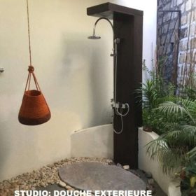 studio douche extérieure